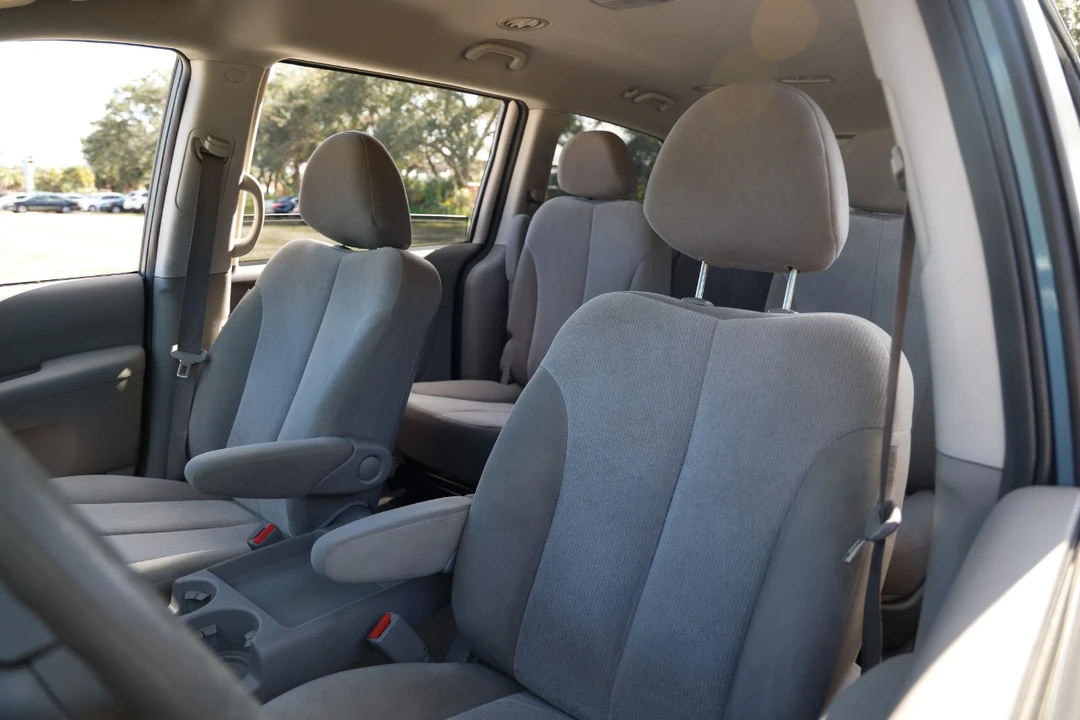 2012 Kia Carnival - Image 6 of 12
