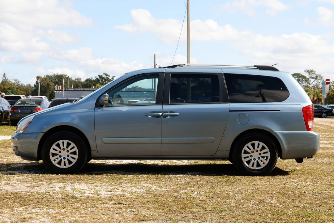 2012 Kia Carnival - Image 3 of 12