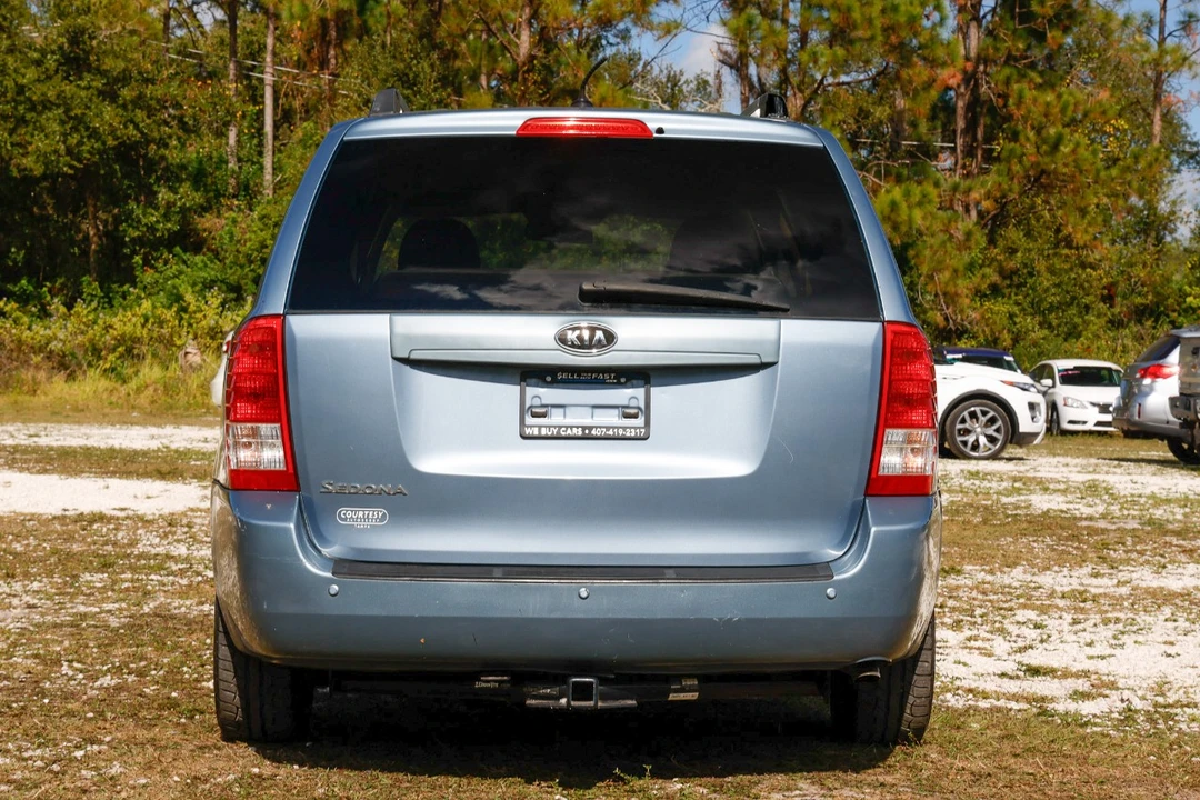 2012 Kia Carnival - Image 9 of 12