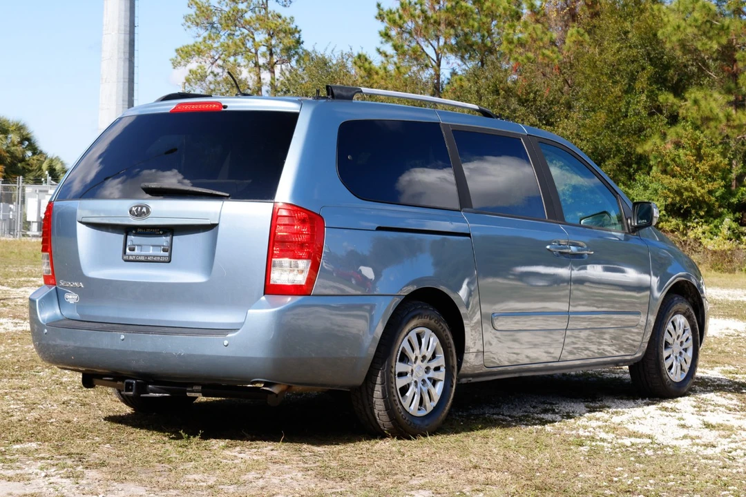 2012 Kia Carnival - Image 11 of 12