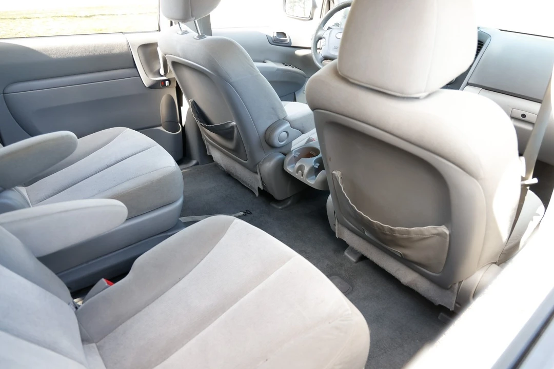 2012 Kia Carnival - Image 10 of 12