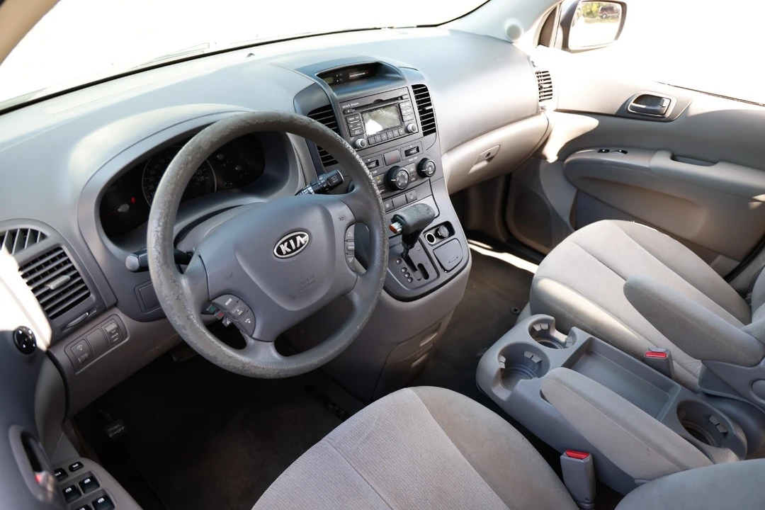 2012 Kia Carnival - Image 4 of 12