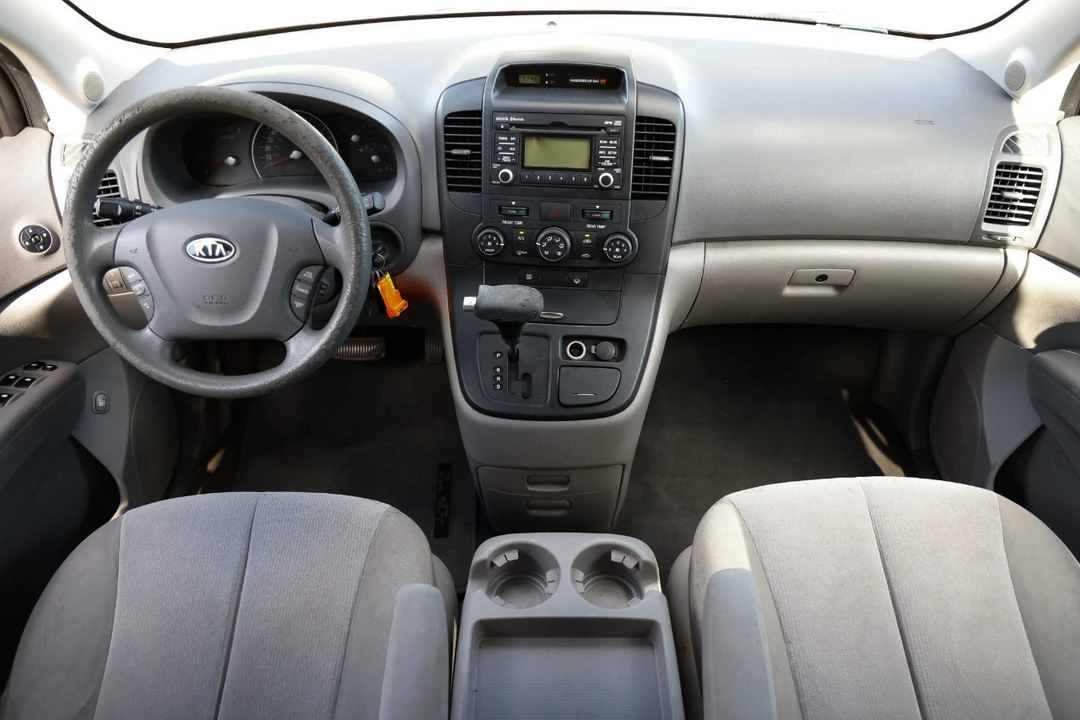 2012 Kia Carnival - Image 2 of 12