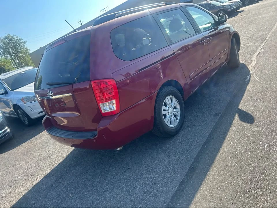 2012 Kia Carnival - Image 4 of 8
