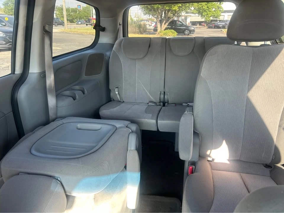 2012 Kia Carnival - Image 8 of 8