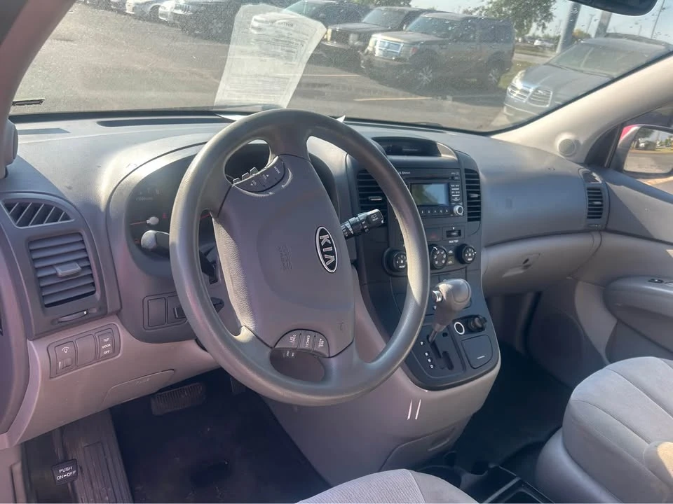 2012 Kia Carnival - Image 6 of 8
