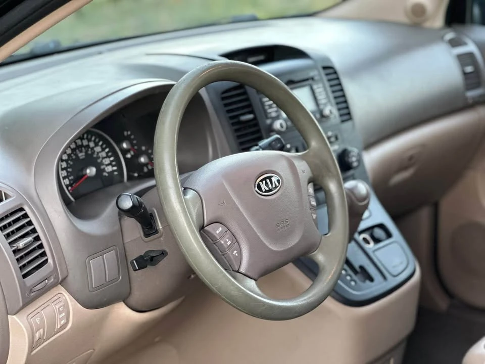 2012 Kia Carnival - Image 7 of 15