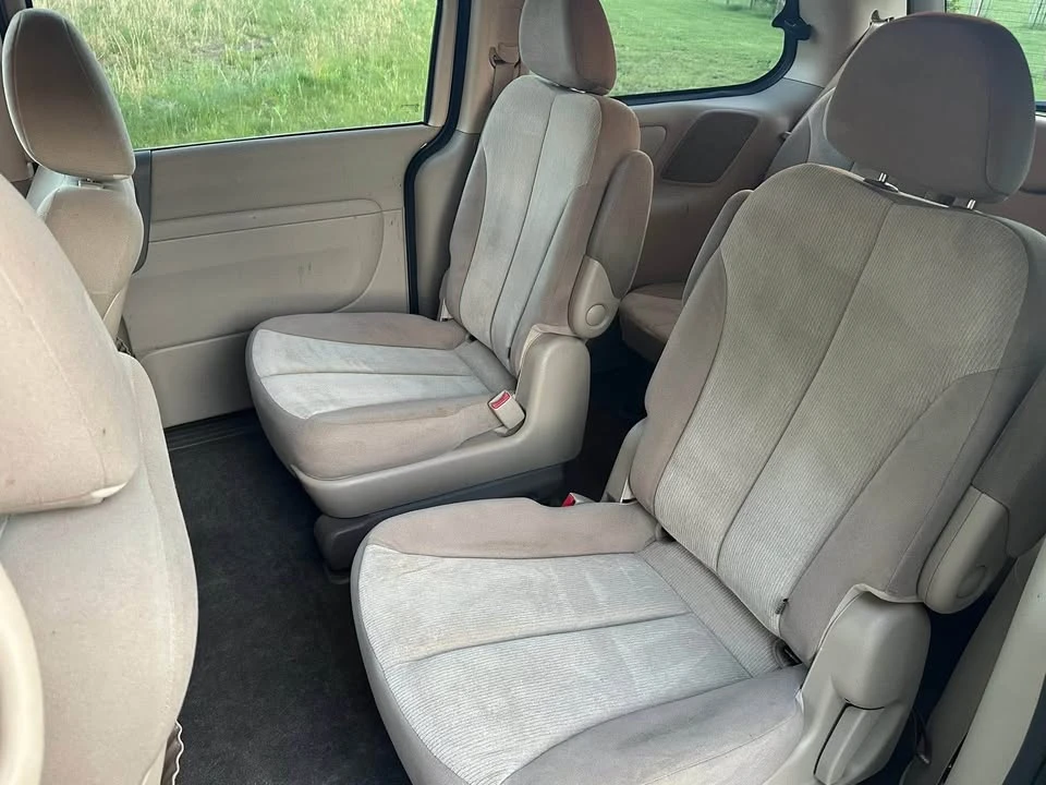 2012 Kia Carnival - Image 11 of 15