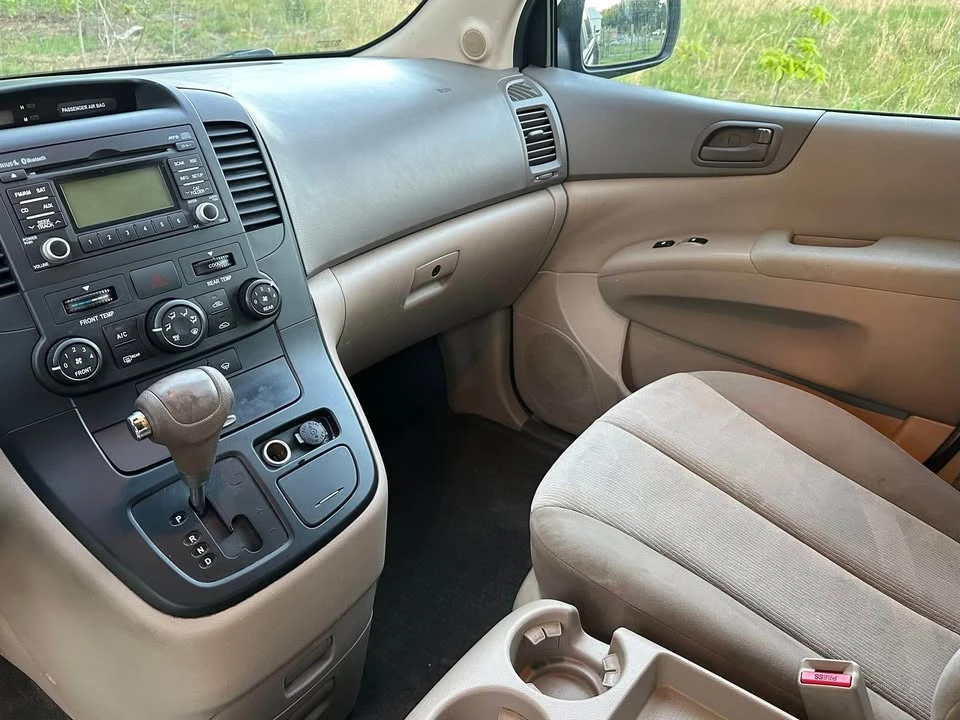 2012 Kia Carnival - Image 9 of 15