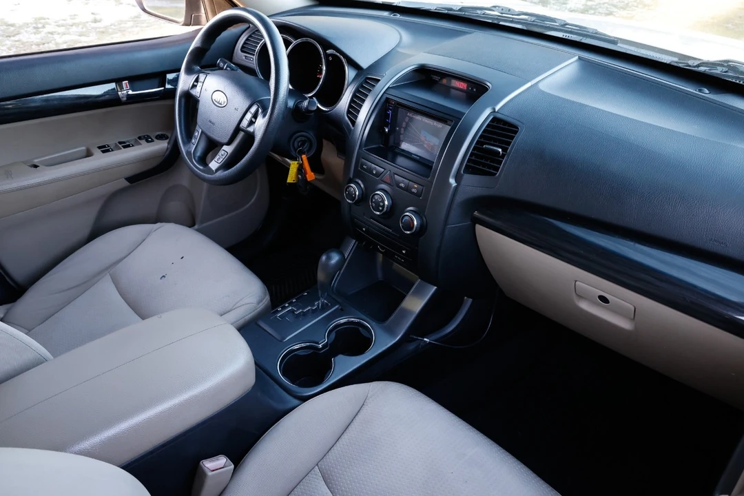 2012 Kia Sorento - Image 16 of 21