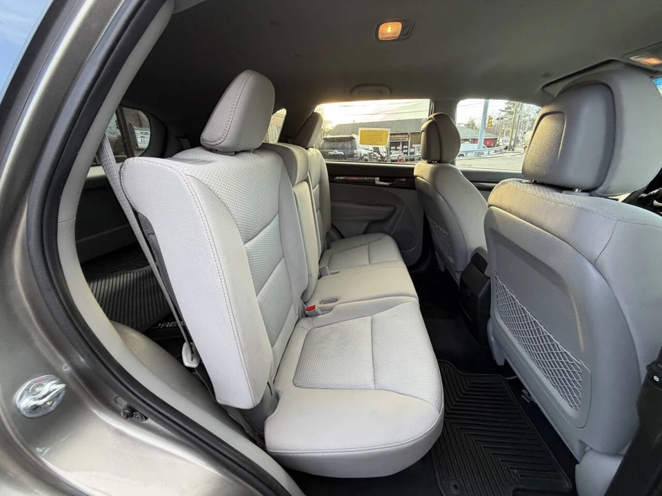 2012 Kia Sorento - Image 25 of 31