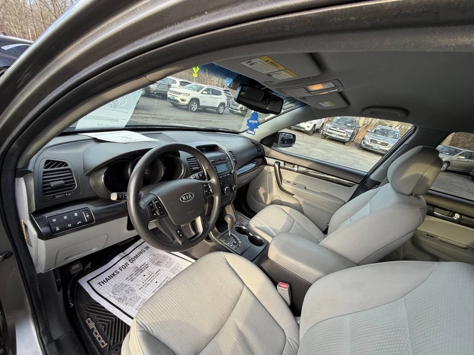 2012 Kia Sorento - Image 17 of 31