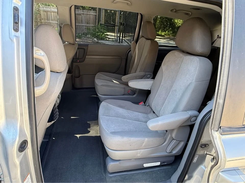 2012 Kia Carnival - Image 6 of 12