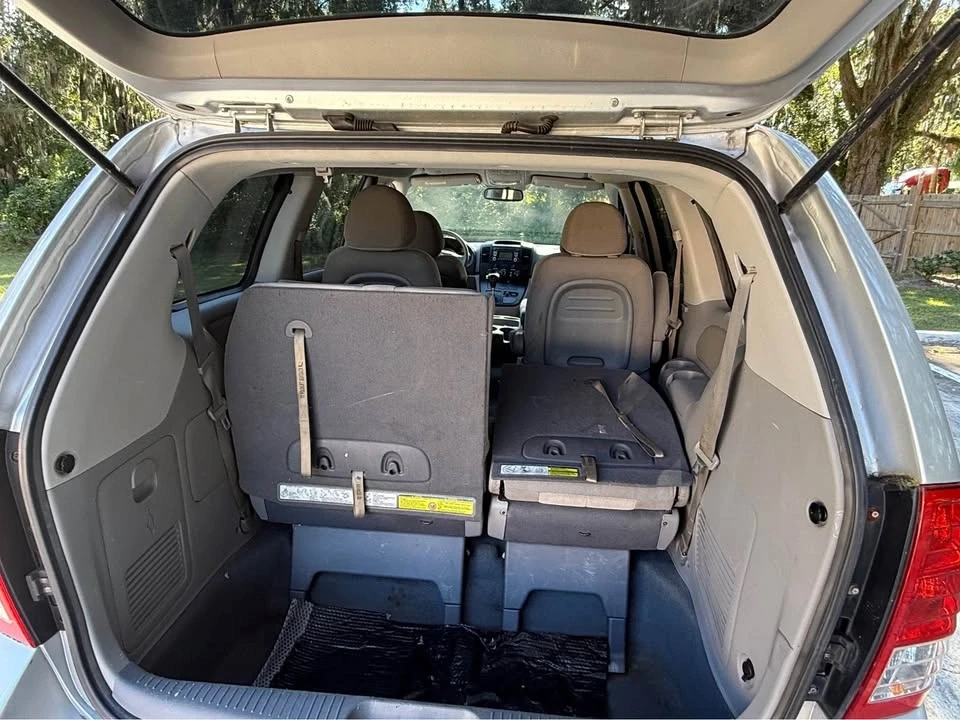2012 Kia Carnival - Image 7 of 12