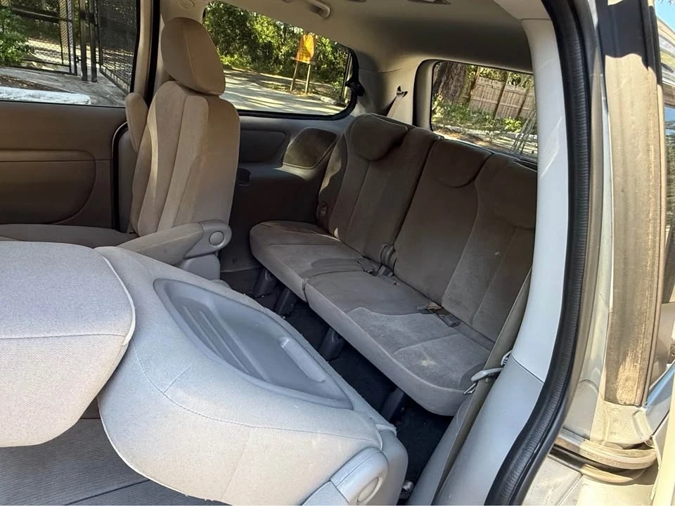 2012 Kia Carnival - Image 8 of 12