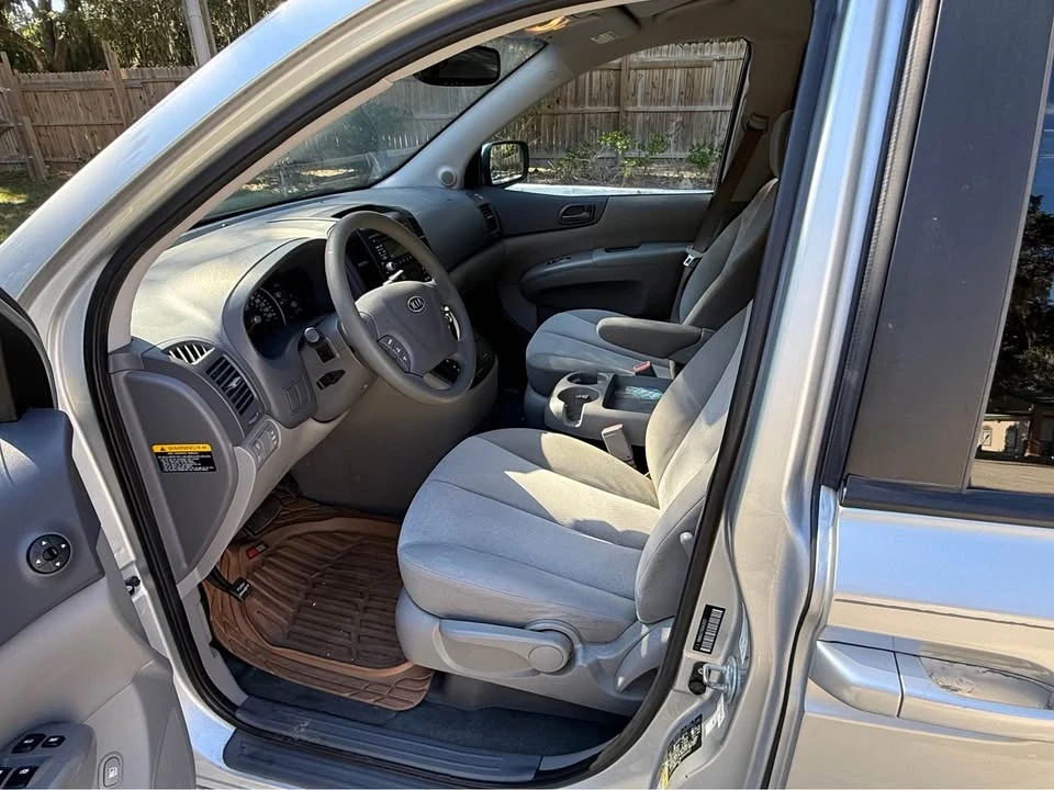 2012 Kia Carnival - Image 9 of 12