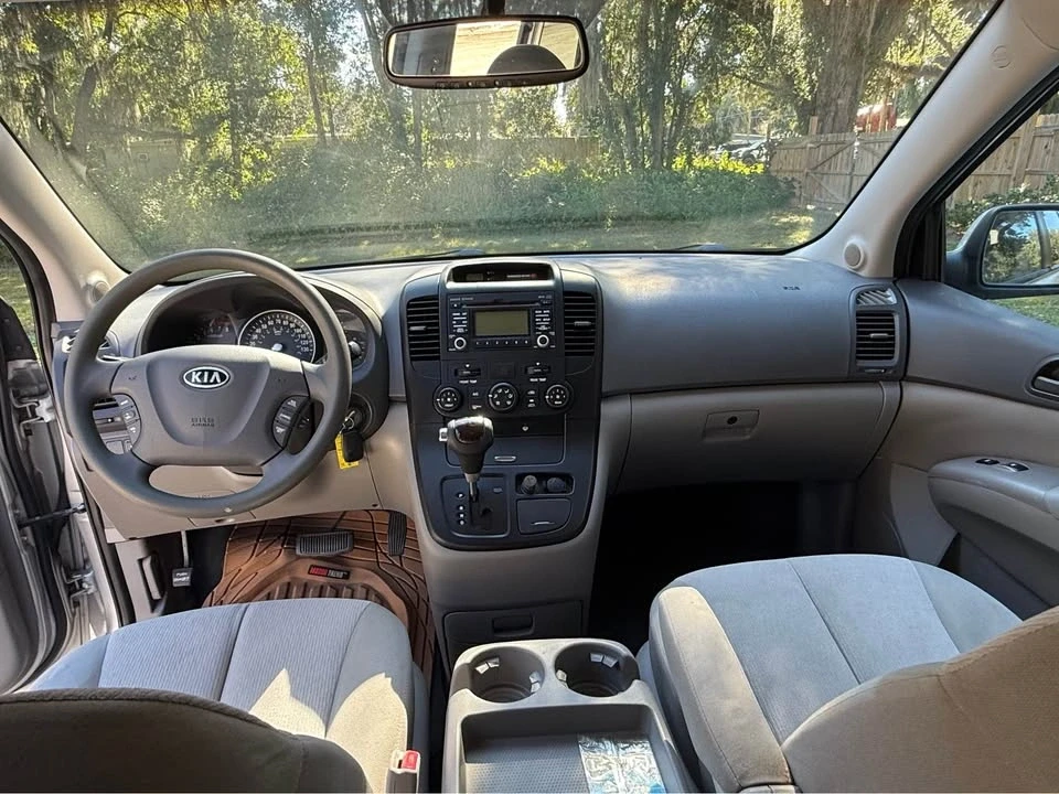 2012 Kia Carnival - Image 10 of 12