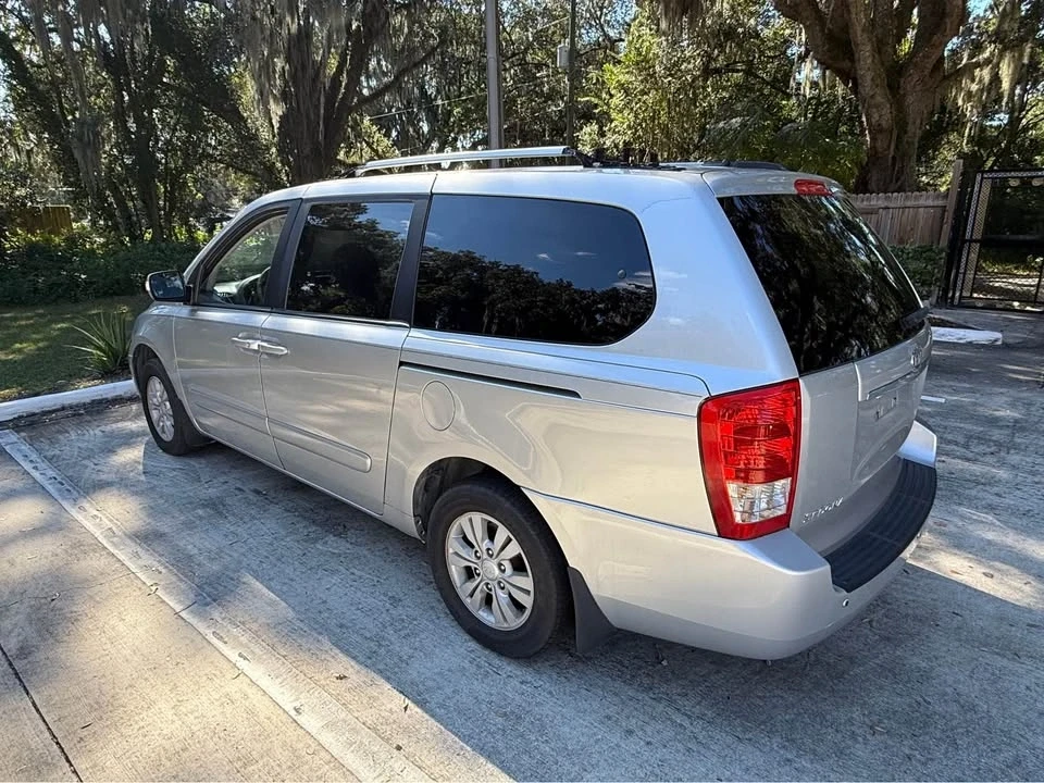 2012 Kia Carnival - Image 4 of 12