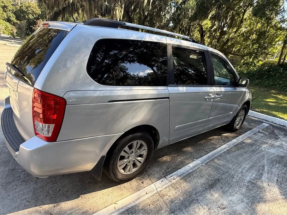 2012 Kia Carnival - Image 2 of 12