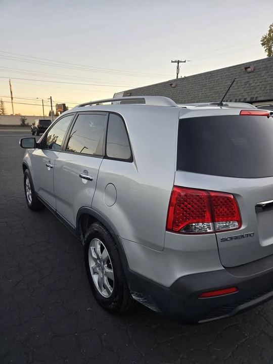 2012 Kia Sorento - Image 2 of 10