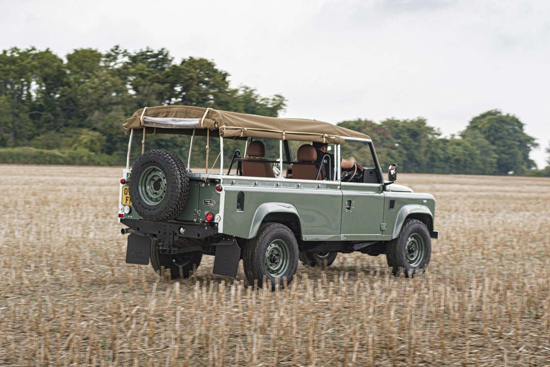2012 Land Rover Defender 110 - Image 16 of 31
