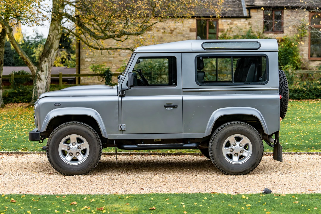 2012 Land Rover Defender 90 - Image 5 of 31