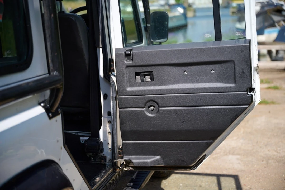 2012 Land Rover Defender 110 - Image 25 of 30