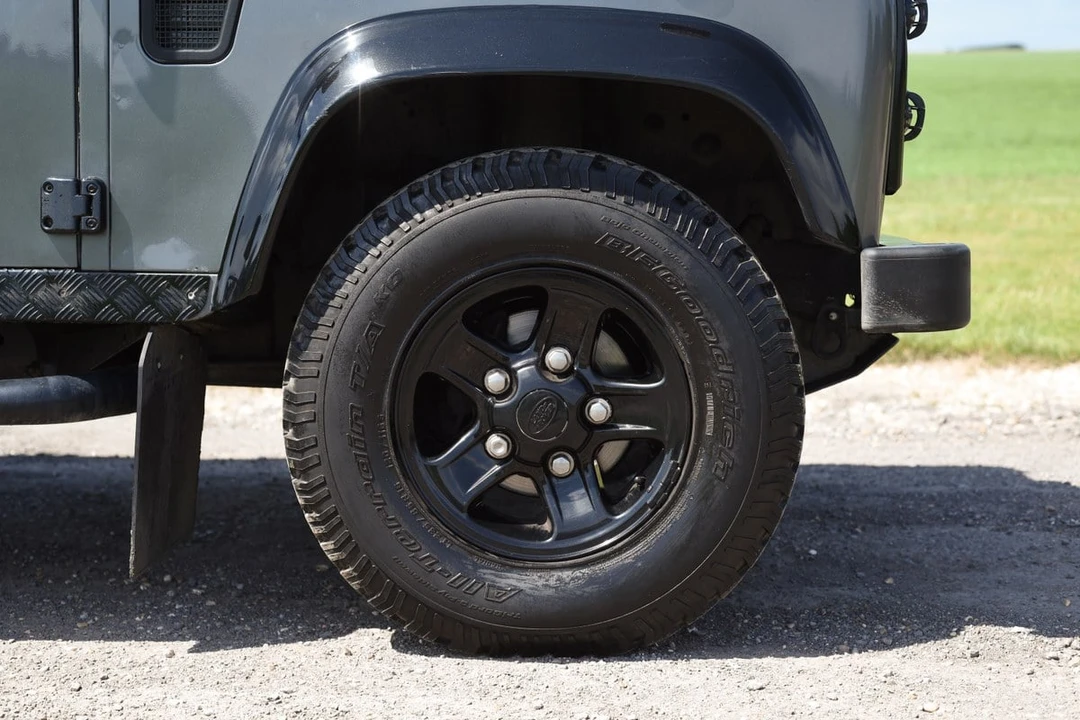 2012 Land Rover Defender 110 - Image 17 of 30
