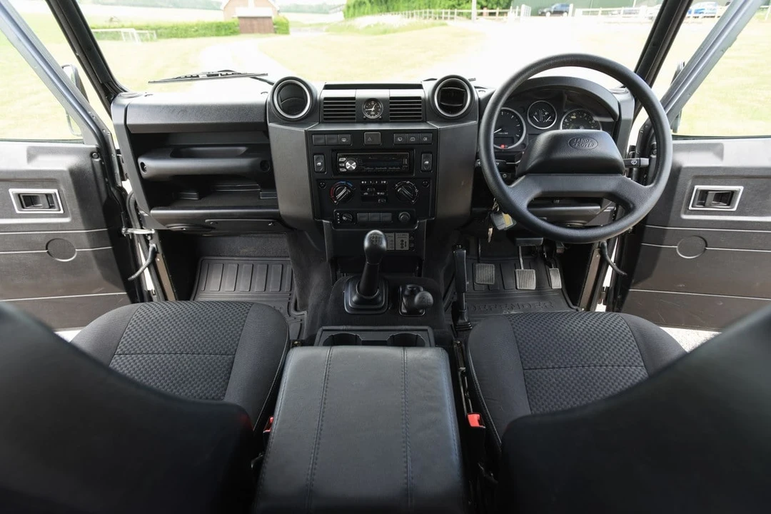 2012 Land Rover Defender 110 - Image 25 of 30