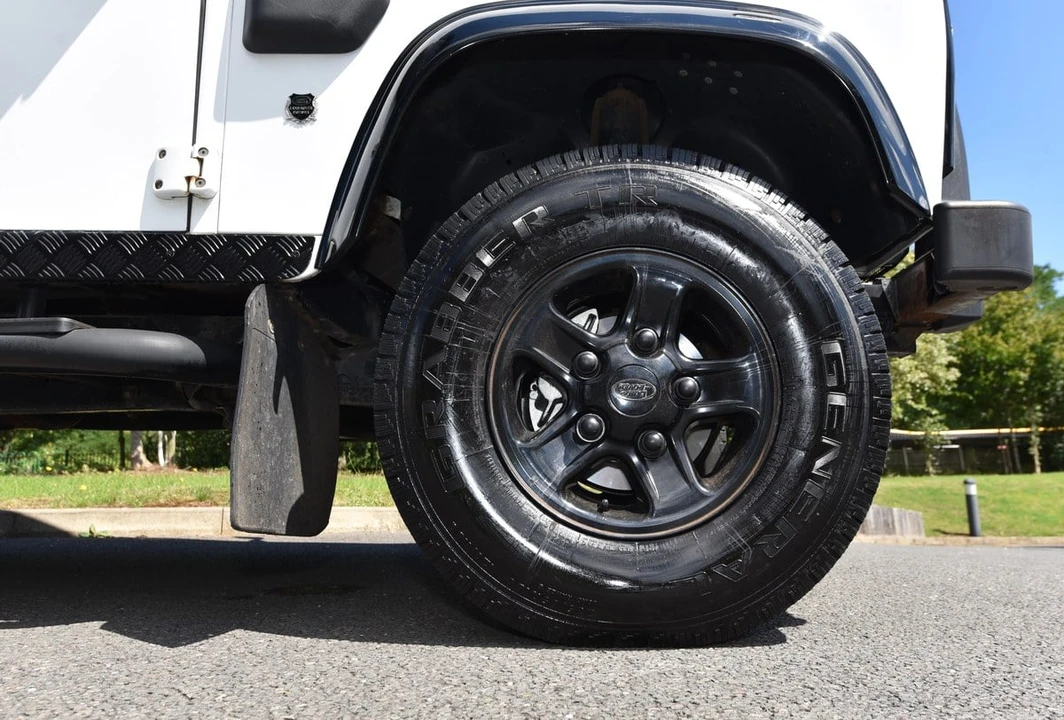 2012 Land Rover Defender 110 - Image 18 of 30