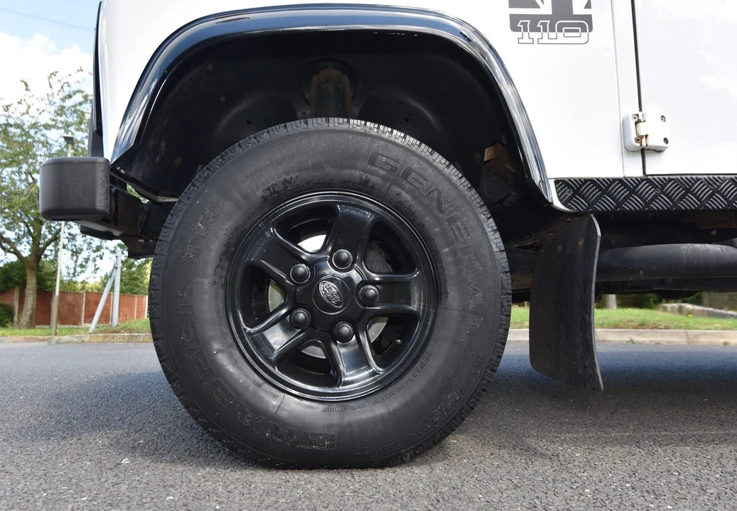 2012 Land Rover Defender 110 - Image 19 of 30
