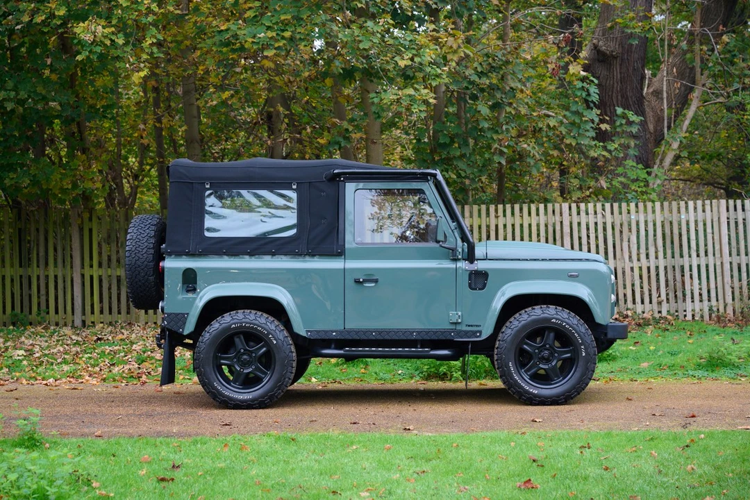 2012 Land Rover Defender 90 - Image 3 of 30