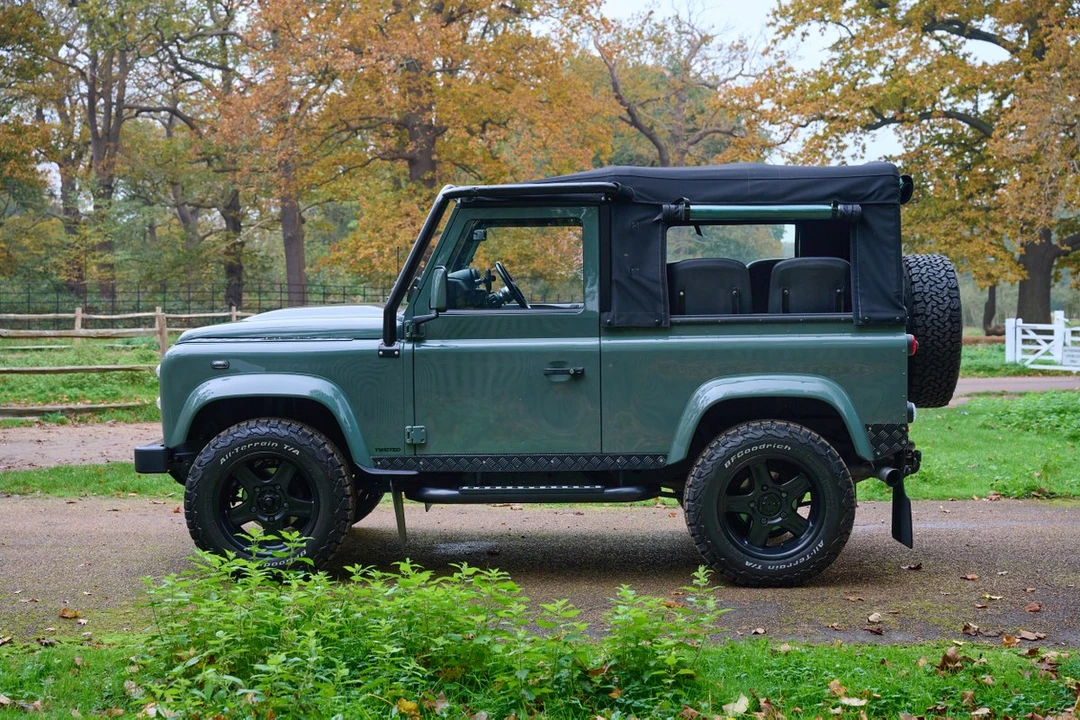 2012 Land Rover Defender 90 - Image 14 of 30
