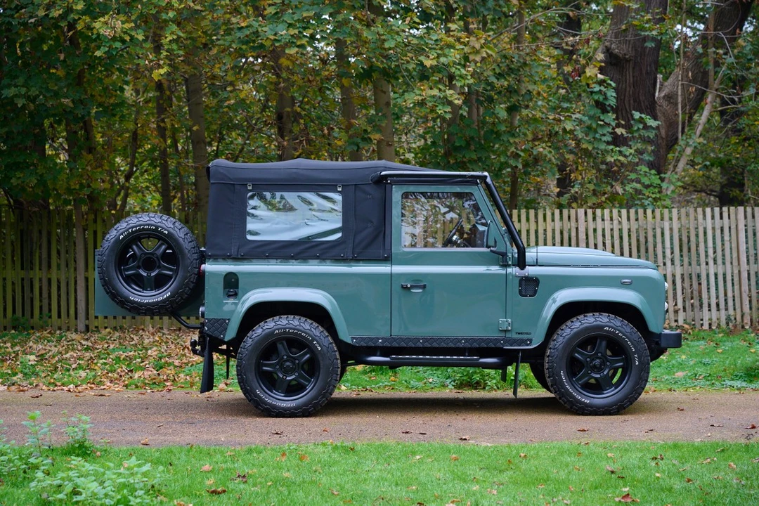 2012 Land Rover Defender 90 - Image 15 of 30