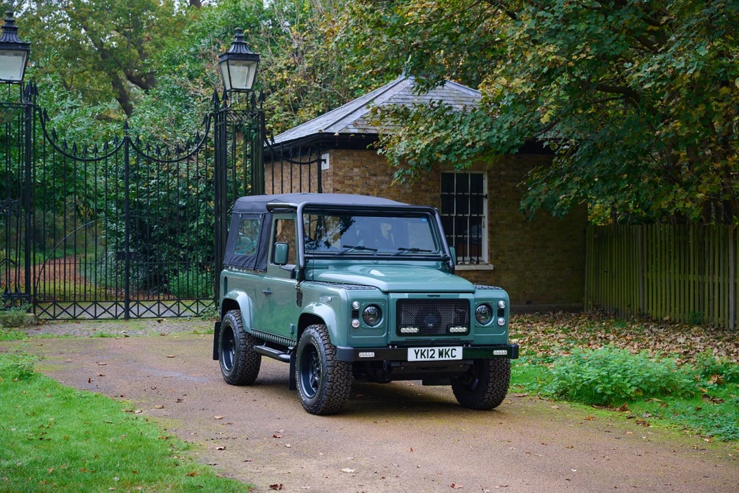 2012 Land Rover Defender 90 - Image 5 of 30