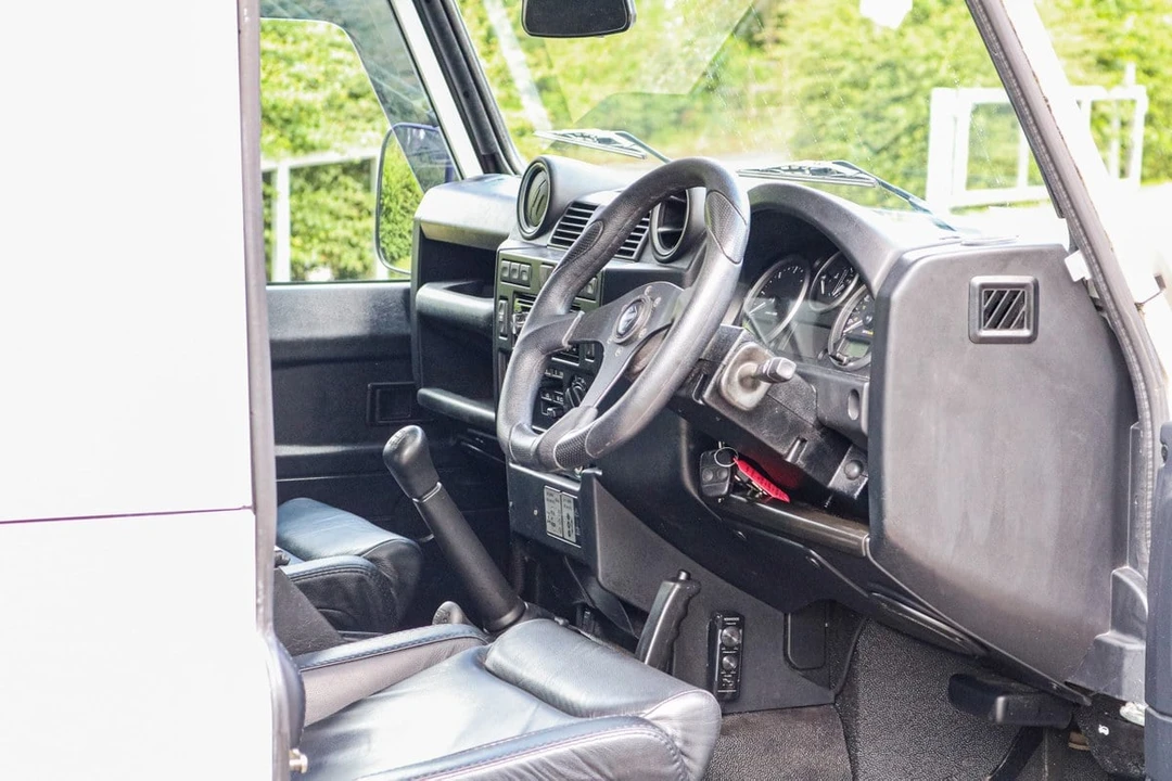 2012 Land Rover Defender 90 - Image 16 of 30
