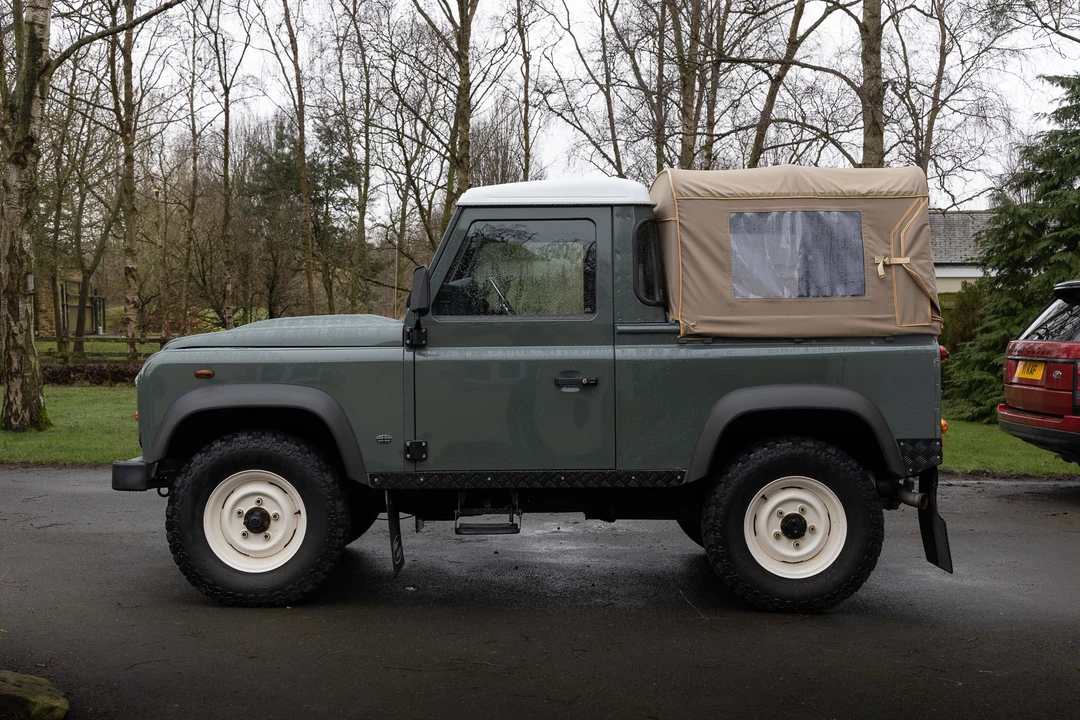 2012 Land Rover Defender 90 - Image 5 of 31