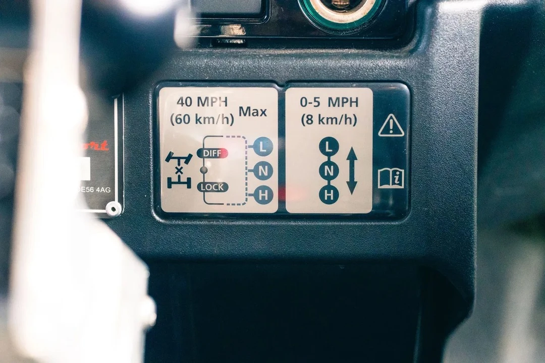2012 Land Rover Defender 90 - Image 21 of 30