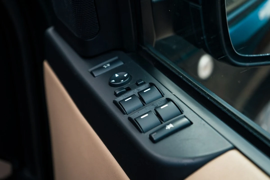 2012 Land Rover Range Rover L322 - Image 18 of 30