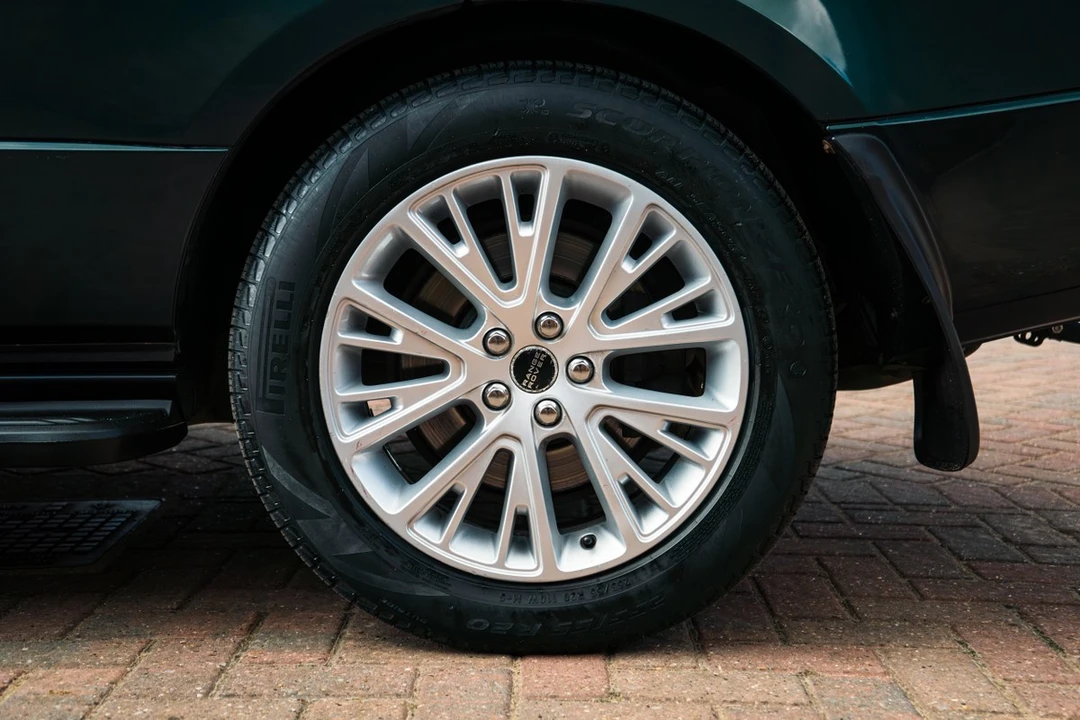 2012 Land Rover Range Rover L322 - Image 12 of 30