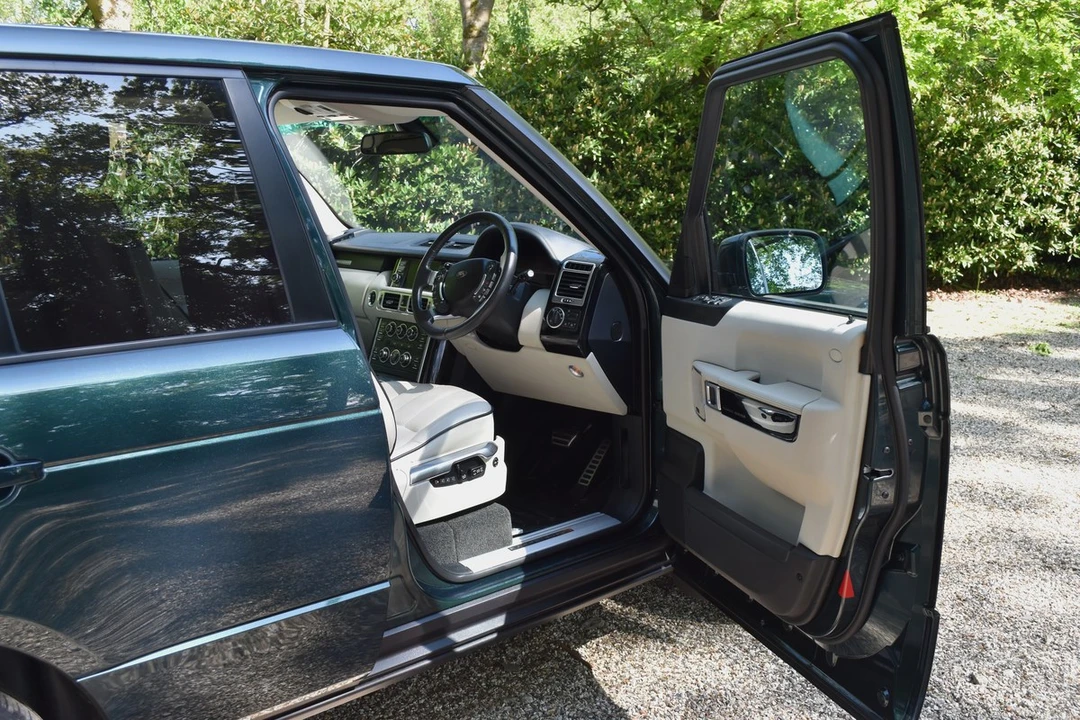 2012 Land Rover Range Rover L322 - Image 20 of 30