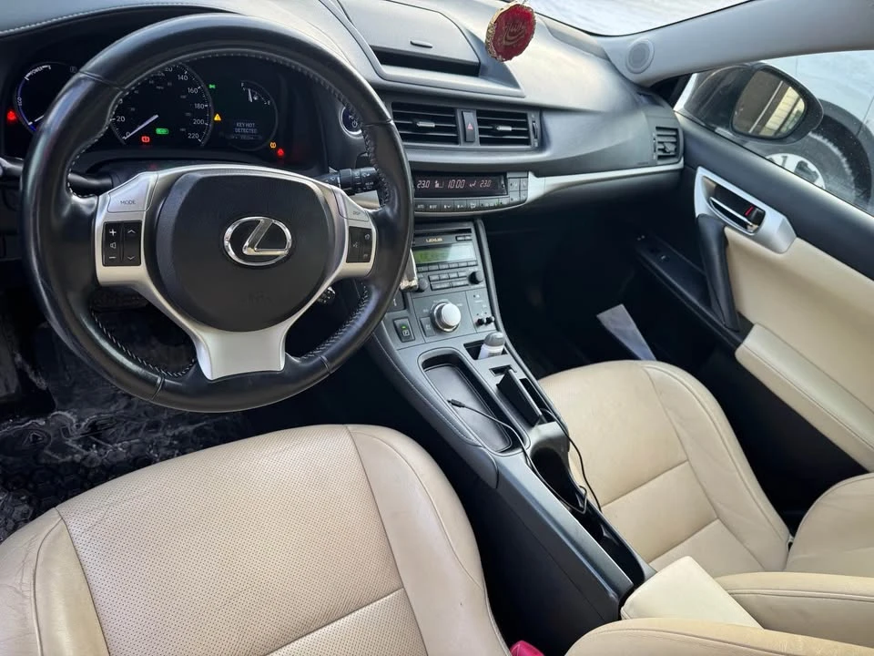 2012 Lexus CT - Image 11 of 16