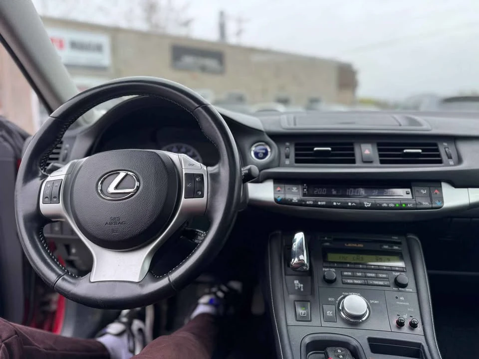2012 Lexus CT - Image 12 of 17
