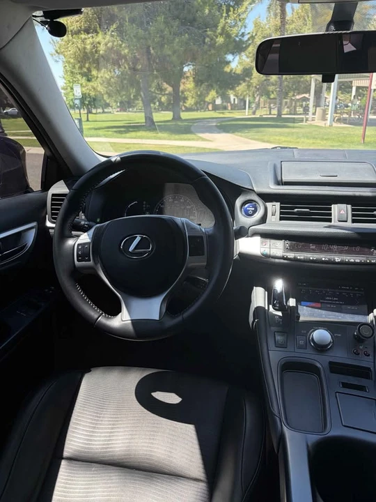 2012 Lexus CT - Image 11 of 15