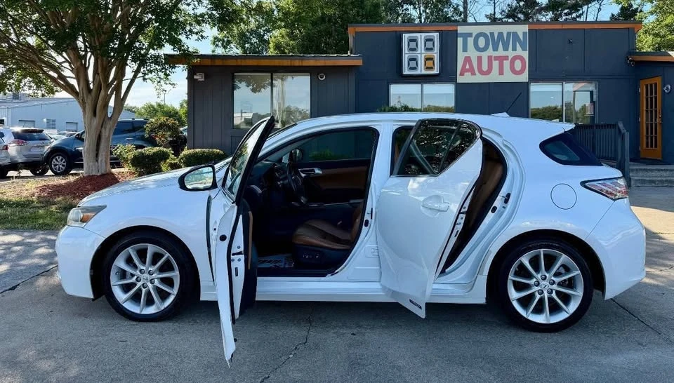 2012 Lexus CT - Image 11 of 20