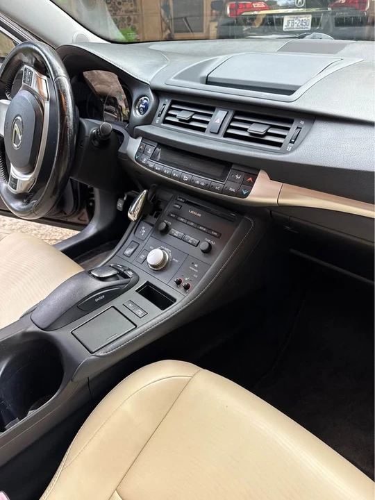 2012 Lexus CT - Image 16 of 20