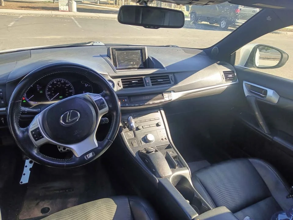 2012 Lexus CT - Image 10 of 17
