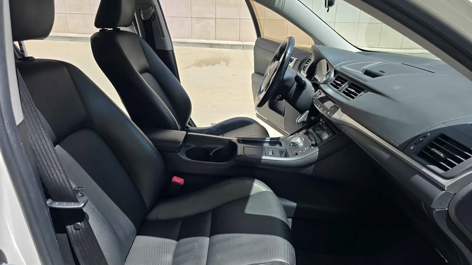 2012 Lexus CT - Image 13 of 16