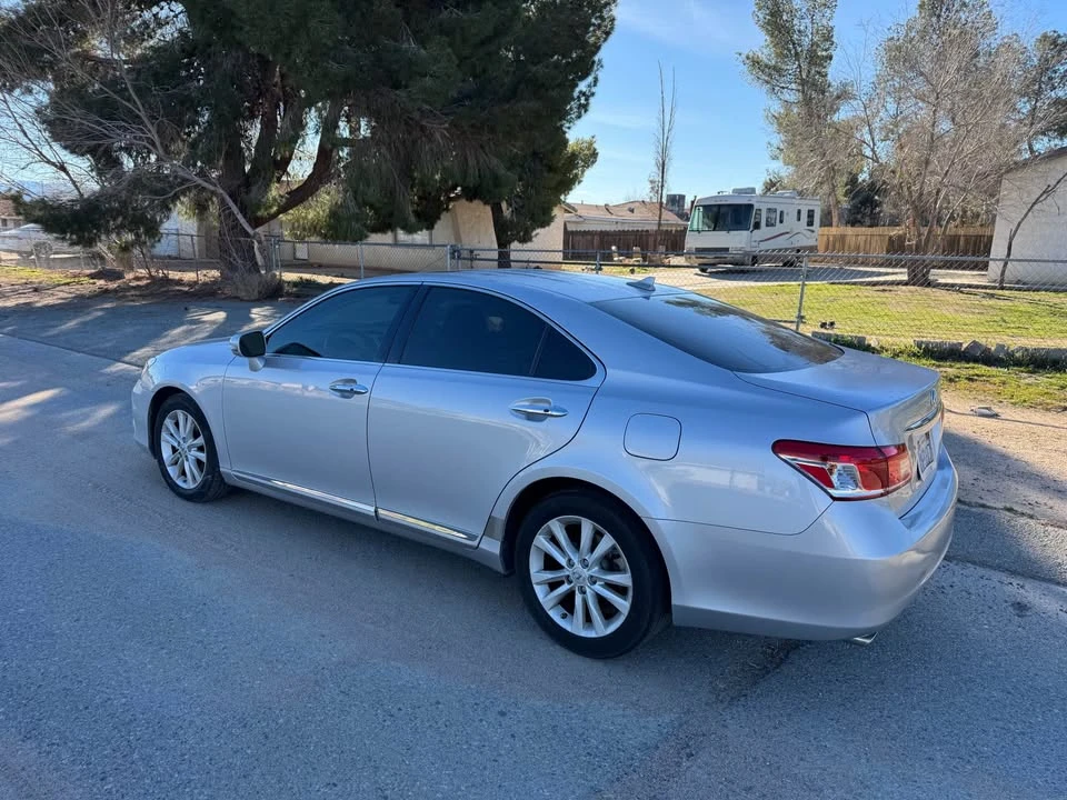 2012 Lexus ES 5th Gen - Image 2 of 12