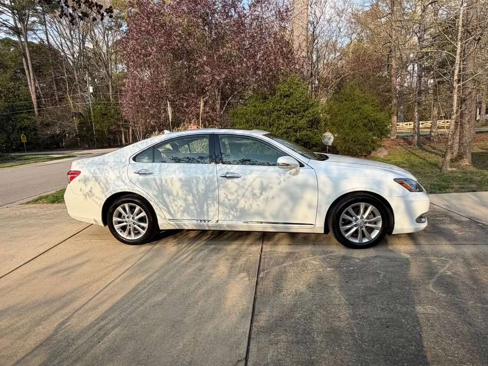 2012 Lexus ES 5th Gen - Image 2 of 11